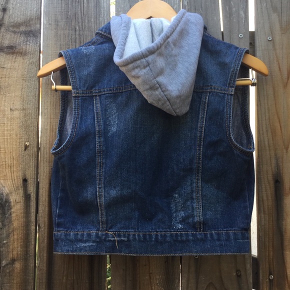 A jean jacket - Picture 3 of 3